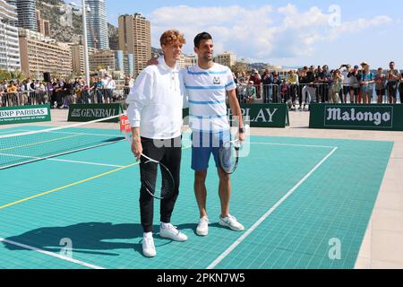 Monaco, Monaco. 09. April 2023. MONACO, Monte Carlo - 08. APRIL: Novak Djokovic mit Jannik Sünner, Ausstellungsveranstaltung vor dem Turnier im Grimaldi Forum, Monaco, Samstag, 08 2023. April in MONACO am 8. April 2023, (Foto und Copyright @ ATP images/Thierry CARPICO (CARPICO Thierry/ATP/SPP) Guthaben: SPP Sport Press Photo. Alamy Live News Stockfoto