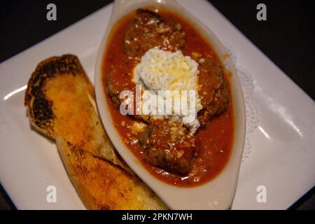 Italienische Fleischbällchen mit Riccota und Knoblauchbrot Stockfoto