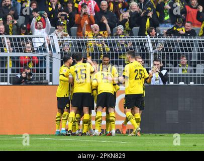 Dortmund, Deutschland. 8. April 2023. Die Spieler von Dortmund feiern ihre Punkte beim deutschen Bundesliga-Fußballspiel der ersten Liga zwischen Borussia Dortmund und Union Berlin in Dortmund, Deutschland, am 8. April 2023. Kredit: Ren Pengfei/Xinhua/Alamy Live News Stockfoto