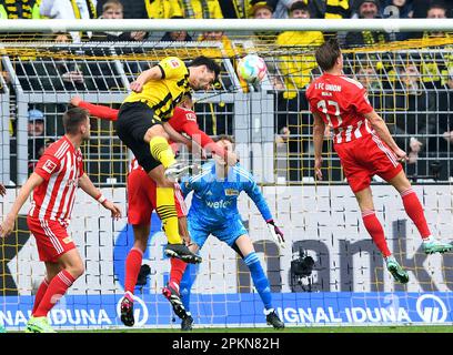 Dortmund, Deutschland. 8. April 2023. Mats Hummels (Top L) von Dortmund schießt während des deutschen Bundesliga-Fußballspiels der ersten Liga zwischen Borussia Dortmund und Union Berlin in Dortmund, Deutschland, am 8. April 2023. Kredit: Ren Pengfei/Xinhua/Alamy Live News Stockfoto