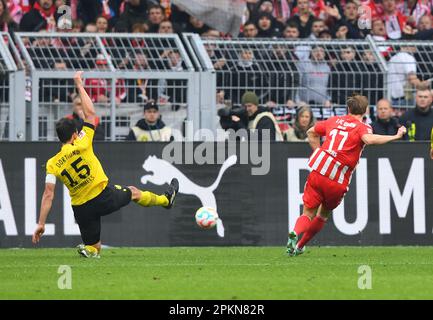 Dortmund, Deutschland. 8. April 2023. Kevin Behrens (R) von Union Berlin schießt beim deutschen Bundesliga-Fußballspiel in der ersten Liga zwischen Borussia Dortmund und Union Berlin in Dortmund, Deutschland, am 8. April 2023. Kredit: Ren Pengfei/Xinhua/Alamy Live News Stockfoto