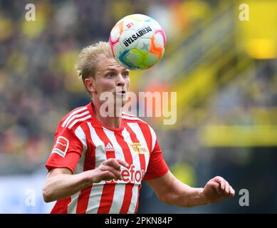 Dortmund, Deutschland. 8. April 2023. Morten Thorsby von der Union Berlin kontrolliert den Ball während des deutschen Fußballspiels der ersten Bundesliga zwischen Borussia Dortmund und Union Berlin in Dortmund, Deutschland, 8. April 2023. Kredit: Ren Pengfei/Xinhua/Alamy Live News Stockfoto