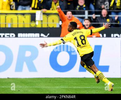 Dortmund, Deutschland. 8. April 2023. Youssoufa Moukoko aus Dortmund feiert das Tor beim deutschen Bundesliga-Fußballspiel der ersten Liga zwischen Borussia Dortmund und Union Berlin in Dortmund, Deutschland, am 8. April 2023. Kredit: Ren Pengfei/Xinhua/Alamy Live News Stockfoto