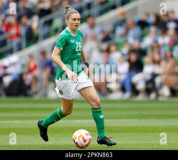 8. April 2023: Irischer Mittelfeldspieler SINEAD FARRELLY (28) bewegt den Ball während eines Fußballspiels zwischen den Vereinigten Staaten und der Republik Irland am 8. April 2023 in Austin. Die Vereinigten Staaten haben gewonnen, 2-0. (Kreditbild: © Scott Coleman/ZUMA Press Wire) NUR REDAKTIONELLE VERWENDUNG! Nicht für den kommerziellen GEBRAUCH! Stockfoto