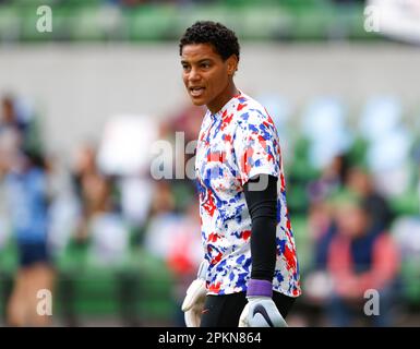 8. April 2023: Die US-Torhüterin ADRIANNA FRANCH (21) wärmt sich auf, bevor am 8. April 2023 in Austin ein Fußballspiel zwischen den Vereinigten Staaten und der Republik Irland beginnt. Die Vereinigten Staaten haben gewonnen, 2-0. (Kreditbild: © Scott Coleman/ZUMA Press Wire) NUR REDAKTIONELLE VERWENDUNG! Nicht für den kommerziellen GEBRAUCH! Stockfoto