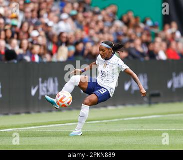 8. April 2023: US-Verteidiger CRYSTAL DUNN (19) bringt den Ball bei einem Fußballspiel zwischen den Vereinigten Staaten und der Republik Irland am 8. April 2023 in Austin unter Kontrolle. Die Vereinigten Staaten haben gewonnen, 2-0. (Kreditbild: © Scott Coleman/ZUMA Press Wire) NUR REDAKTIONELLE VERWENDUNG! Nicht für den kommerziellen GEBRAUCH! Stockfoto