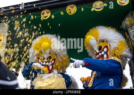 Waggis-Kostüm in einem Paradewagen, der Konfetti auf dem Basler Fasnacht-Karneval in der Schweiz wirft Stockfoto