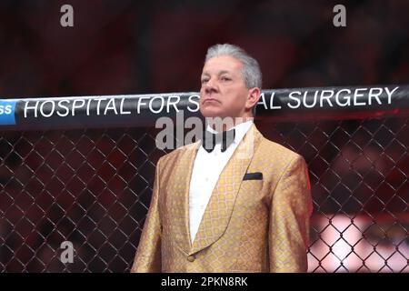 Miami, Florida, Miami, Florida, USA. 8. April 2023. MIAMI, FLORIDA - 8. APRIL: Bruce Buffer während der UFC 287 Veranstaltung im Kaseya Center am 8. April 2023 in Miami, FL, USA. (Kreditbild: © Alejandro Salazar/PX Imagens via ZUMA Press Wire) NUR REDAKTIONELLE VERWENDUNG! Nicht für den kommerziellen GEBRAUCH! Stockfoto