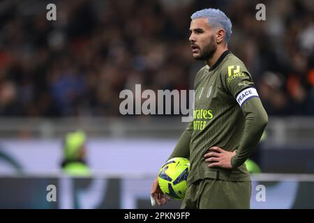 Mailand, Italien, 7. April 2023. Theo Hernandez vom AC Mailand blickt auf das Spiel der Serie A in Giuseppe Meazza, Mailand. Der Bildausdruck sollte lauten: Jonathan Moscrop/Sportimage Stockfoto