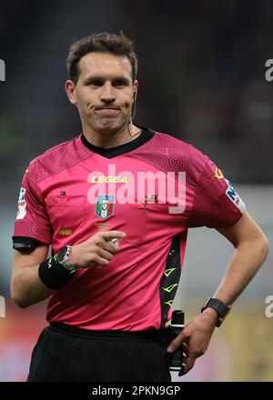 Mailand, Italien, 7. April 2023. Der Schiedsrichter Matteo Marcenaro reagiert während des Spiels der Serie A in Giuseppe Meazza, Mailand. Der Bildausdruck sollte lauten: Jonathan Moscrop/Sportimage Stockfoto