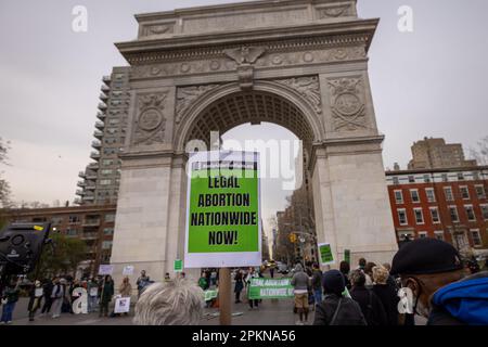 New York, Usa. 08. April 2023. NEW YORK, NEW YORK - APRIL 08: Ein Provisionsaktivist hält ein Zeichen, wenn er an einem Protest teilnimmt, nachdem ein Bundesrichter in Texas am 8. April 2023 in New York City ein Vorabentscheidungsurteil erlassen hat, das die Abtreibungspille Mifepriston für ungültig erklärt. Städte in den USA führten Notfallproteste durch, nachdem Richter Matthew J. Kacsmaryk, ein Trump-ernannter, eine erste Entscheidung traf, die die 23 Jahre alte Zulassung eines Medikaments widerrufen könnte, das üblicherweise während einer Medikamentenabtreibung verwendet wird. (Foto: Michael Nigro/Sipa USA) Guthaben: SIPA USA/Alamy Live News Stockfoto