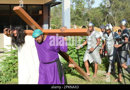 Neu-Delhi, Indien. 7. April 2023. Nachstellung mit Kreuz während der karfreitagsfeier in der Mashigarh-Kirche in Neu-delhi (Kreditbild: © Indraneel Sen/Pacific Press via ZUMA Press Wire) NUR REDAKTIONELLE VERWENDUNG! Nicht für den kommerziellen GEBRAUCH! Stockfoto