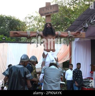 Neu-Delhi, Indien. 7. April 2023. Nachstellung der Kreuzigung von Jesus christus während der karfreitagsfeier in der Nähe der Mashigarh-Kirche (Kreditbild: © Indraneel Sen/Pacific Press via ZUMA Press Wire) NUR REDAKTIONELLE VERWENDUNG! Nicht für den kommerziellen GEBRAUCH! Stockfoto