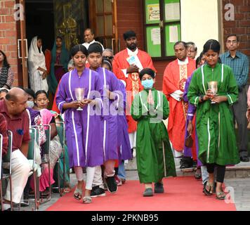 Neu-Delhi, Indien. 7. April 2023. Kinder, die an der karfreitagsfeier in der Mashigarh-Kirche in Neu-delhi teilnehmen (Kreditbild: © Indraneel Sen/Pacific Press via ZUMA Press Wire), NUR REDAKTIONELLE VERWENDUNG! Nicht für den kommerziellen GEBRAUCH! Stockfoto