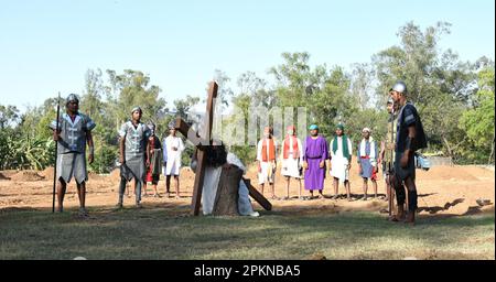 Neu-Delhi, Indien. 7. April 2023. Nachstellung von jesus christus mit Kreuz während der gottesfreitagsfeiern in der Nähe der Mashigarh-Kirche. (Kreditbild: © Indraneel Sen/Pacific Press via ZUMA Press Wire) NUR REDAKTIONELLE VERWENDUNG! Nicht für den kommerziellen GEBRAUCH! Stockfoto