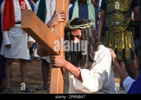 Neu-Delhi, Indien. 7. April 2023. jesus christus mit Kreuz während der Nachstellung bei karfreitagsfeiern in der Nähe der Mashigarh-Kirche (Kreditbild: © Indraneel Sen/Pacific Press via ZUMA Press Wire) NUR REDAKTIONELLE VERWENDUNG! Nicht für den kommerziellen GEBRAUCH! Stockfoto