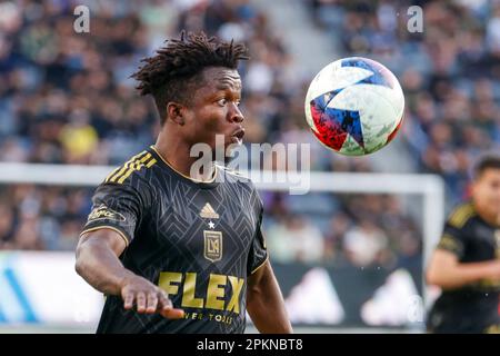 Los Angeles, Kalifornien, USA. 8. April 2023. Los Angeles FC Forward Kwadwo Opoku (22) kontrolliert den Ball gegen den FC Austin während eines MLS-Fußballspiels im BMO Stadium am Samstag, den 8. April 2023 in Los Angeles. (Kreditbild: © Ringo Chiu/ZUMA Press Wire) NUR REDAKTIONELLE VERWENDUNG! Nicht für den kommerziellen GEBRAUCH! Stockfoto