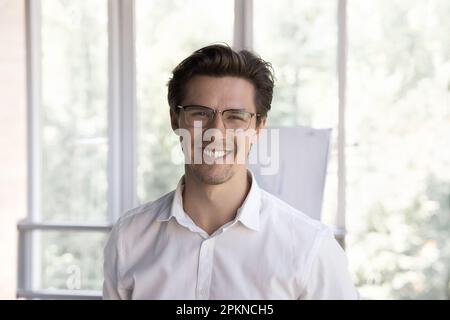 Glücklicher Geschäftsmann mit Brille und weißem Hemd Kopfschuss Stockfoto
