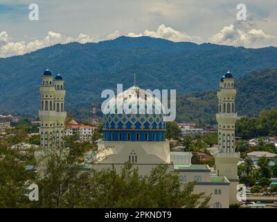 Luftdrohne der Bandaraya Kota Kinabalu Moschee in Likas Kota Kinabalu, Sabah, Borneo. Stockfoto