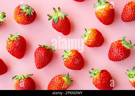 Frische reife Erdbeeren-Kollektion auf Pink. Set aus Bio-Sommerbeeren. Stockfoto