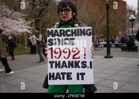 NEW YORK, NEW YORK - APRIL 08: Ein Provisionsaktivist hält ein Zeichen, wenn er an einem Protest teilnimmt, nachdem ein Bundesrichter in Texas am 8. April 2023 in New York City ein Vorabentscheidungsurteil erlassen hat, das die Abtreibungspille Mifepriston für ungültig erklärt. Städte in den USA führten Notfallproteste durch, nachdem Richter Matthew J. Kacsmaryk, ein Trump-ernannter, eine erste Entscheidung traf, die die 23 Jahre alte Zulassung eines Medikaments widerrufen könnte, das üblicherweise während einer Medikamentenabtreibung verwendet wird. Kredit: Pacific Press Media Production Corp./Alamy Live News Stockfoto