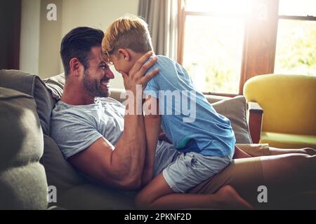 Es gibt nichts attraktiveres als einen großartigen Vater. Ein Mann, der eine schöne Zeit mit seinem Sohn zu Hause verbringt. Stockfoto