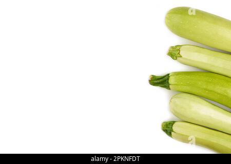 Kürbis-Gemüsemarkszucchini isoliert auf weißem Hintergrund. Draufsicht Stockfoto