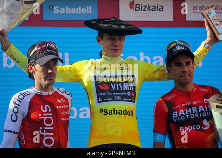 Eibar, Spanien. 08. April 2023. Eibar, Spanien, 08. April 2023: Die ersten drei auf dem Podium während der 6. Etappe des Baskenlandes Itzulia 2023 mit Start und Ende in Eibar, 08. April 2023, in Eibar, Spanien. (Foto: Alberto Brevers/Pacific Press) Kredit: Pacific Press Media Production Corp./Alamy Live News Stockfoto