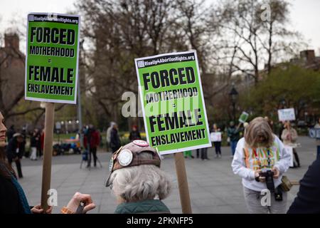 New York, New York, USA. 8. April 2023. NEW YORK, NEW YORK - APRIL 08: Ein Provisionsaktivist hält ein Zeichen, wenn er an einem Protest teilnimmt, nachdem ein Bundesrichter in Texas am 8. April 2023 in New York City ein Vorabentscheidungsurteil erlassen hat, das die Abtreibungspille Mifepriston für ungültig erklärt. Städte in den USA führten Notfallproteste durch, nachdem Richter Matthew J. Kacsmaryk, ein Trump-ernannter, eine erste Entscheidung traf, die die 23 Jahre alte Zulassung eines Medikaments widerrufen könnte, das üblicherweise während einer Medikamentenabtreibung verwendet wird. Kredit: ZUMA Press, Inc./Alamy Live News Stockfoto