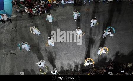 9. April 2023, Quezon City, Metro Manila, Philippinen: SalubongÂ ist eine philippinische Tradition zu Ostern, wo es eine Nachstellung vor dawnÂ gibt, in der Risen Christus seine noch immer trauernde Mutter Maria trifft. coveredÂ inÂ Statue dressÂ Maria ist eine schwarze Trauerstatue, während carriedÂ byÂ Â statueÂ von theÂ auferstandenen Christus Männer auf einer differentÂ-Route sind. Maria und Erhabener Christus treffen sich auf der Bühne, wo sie singen und tanzen. Ein Engel wird auch den schwarzen Schal entfernen, der das Gesicht von Maria bedeckt, wenn sie Jesus trifft. (Kreditbild: © Sherbien Dacalanio/Pacific Press via ZUMA Press Wire) EDITORI Stockfoto