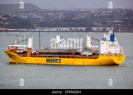 Auckland, Neuseeland, 09. April 2023. Zwei ehemalige Küstenpatrouillenschiffe der Royal New Zealand Navy, die an Bord von Happy Dynamic, einem großen Seeschiff, gekrankt wurden, begeben sich mit der Irish Defence Force auf eine Reise zu ihrem neuen Heimathafen in Irland. Kredit: David Rowland/Alamy Live News Stockfoto