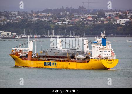 Auckland, Neuseeland, 09. April 2023. Zwei ehemalige Küstenpatrouillenschiffe der Royal New Zealand Navy, die an Bord von Happy Dynamic, einem großen Seeschiff, gekrankt wurden, begeben sich mit der Irish Defence Force auf eine Reise zu ihrem neuen Heimathafen in Irland. Kredit: David Rowland/Alamy Live News Stockfoto