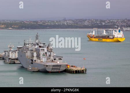 Auckland, Neuseeland, 09. April 2023. Zwei ehemalige Küstenpatrouillenschiffe der Royal New Zealand Navy, die an Bord von Happy Dynamic, einem großen Seeschiff, gekrankt wurden, begeben sich mit der Irish Defence Force auf eine Reise durch den Marinestützpunkt zu ihrem neuen Heimathafen in Irland. Kredit: David Rowland/Alamy Live News Stockfoto