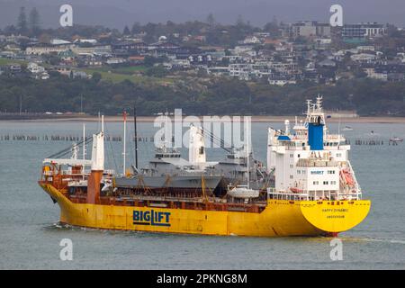 Auckland, Neuseeland, 09. April 2023. Zwei ehemalige Küstenpatrouillenschiffe der Royal New Zealand Navy, die an Bord von Happy Dynamic, einem großen Seeschiff, gekrankt wurden, begeben sich mit der Irish Defence Force auf eine Reise zu ihrem neuen Heimathafen in Irland. Kredit: David Rowland/Alamy Live News Stockfoto