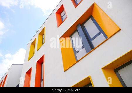 Orangefarbenes großes Fenster vor blauem Himmel Stockfoto
