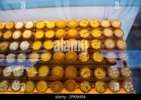 Luxuriöse und köstliche Brotkuchen-Torte und verschiedene Beläge für koreaner und ausländische Reisende wählen Eat Drink on tea time im klassischen Café Coffee Stockfoto