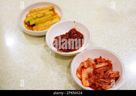 Lokale traditionelle koreanische Gourmetküche frisches Gemüse und Tintenfisch Kimchi für koreaner und ausländische Reisende besuchen und probieren Getränke Cuis Stockfoto