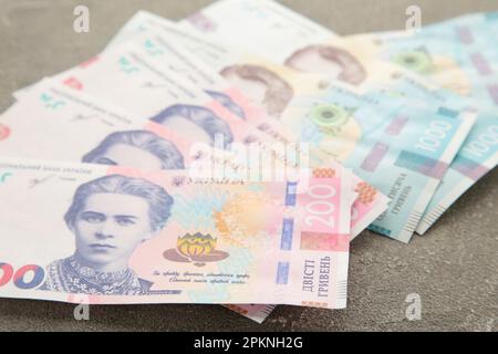 Banknoten Ukraine 200 Hrywna und 1000 auf grauem Hintergrund. Ukrainisches Geld mit Kopierraum. Draufsicht Stockfoto