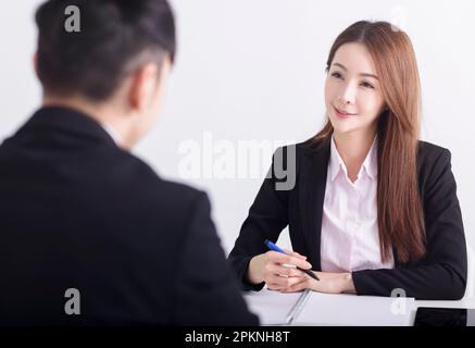 Geschäftsfrau mit Vorstellungsgespräch für junge Männer im Büro Stockfoto