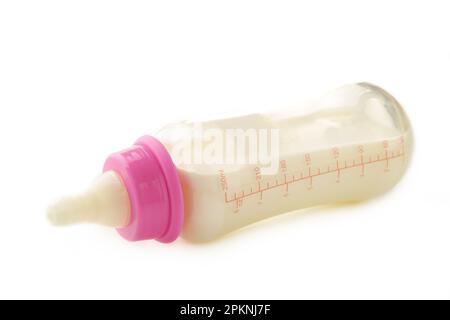 Babymilchflasche auf weißem Hintergrund isoliert. Draufsicht Stockfoto