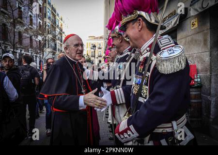 Madrid, Spanien. 07. April 2023. Carlos Osoro Sierra, Erzbischof von Madrid, begrüßt die Wachen, die vor der Basilika auf den Beginn der Prozession warten. Die Prozession der Jesús de Medinaceli in Madrid ist eine der tiefsten Wurzeln des Karfreitags. Ihr Höhepunkt ist der Halt an der Iglesia de las Calatravas, dem Ort, an dem sich der Herr von Madrid und die Jungfrau der Einsamkeit treffen. (Foto: David Canales/SOPA Images/Sipa USA) Guthaben: SIPA USA/Alamy Live News Stockfoto