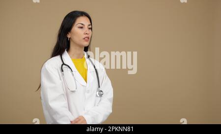 Freundliche weisse Ärztin in Uniform und Stethoskop Stockfoto