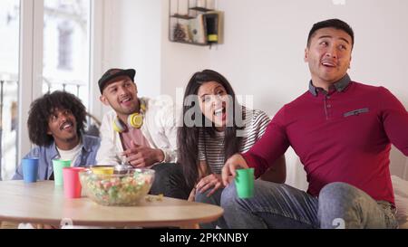 Ein afrikanischer Mann kommt mit einer Pizza für Freunde zu Hause Stockfoto