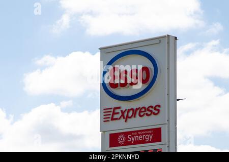 Bordeaux , Aquitaine France - 04 02 2023 : Esso Express Synergy Tankstelle Logo und Markenzeichen Stockfoto