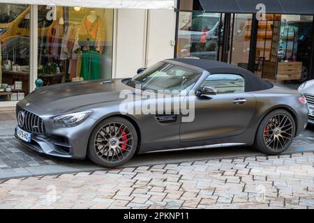 Bordeaux , Aquitaine France - 04 02 2023 : Mercedes AMG GT C Roadster V8 Biturbo deutsches Band Logo und Textzeichen am Auto in der Straße Stockfoto