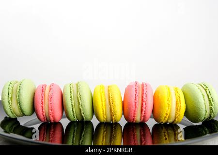 Bunte pastellfarbene Makronen isoliert auf weißem Hintergrund. Hochwertiges Foto Stockfoto