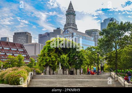 Finanzviertel mit Custom House Tower und moderner Skyline im Stadtzentrum von Boston, Massachusetts, USA Stockfoto