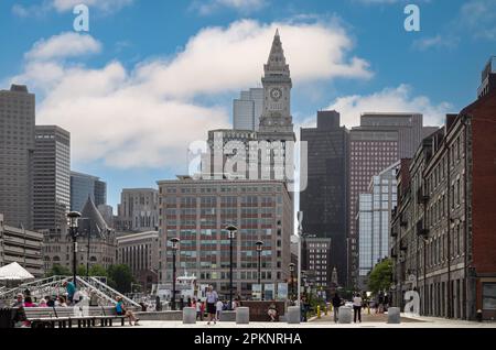 Die Skyline von Long Wharf und Financial District mit Blick auf den Custom House Tower im Stadtzentrum von Boston, Massachusetts, USA Stockfoto