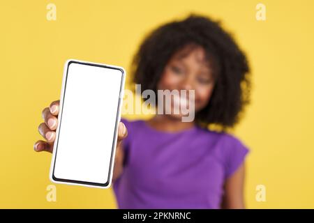 Hand einer Afro-Frau mit Handy und leerem Bildschirm Stockfoto