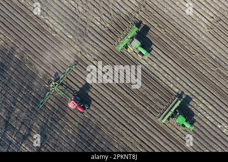 Bei'an. 8. April 2023. Dieses Luftfoto wurde am 8. April 2023 aufgenommen und zeigt große Traktoren, die das Feld für den Anbau auf einem Feld der Jianshe Farm Co., Ltd. Unter der Beidahuang Group in bei'an City, Nordostchina, Provinz Heilongjiang vorbereiten. Während sich das Wetter allmählich erwärmt, hat Jianshe Farm Co., Ltd. Unter der Beidahuang Group in bei'an City mit den Pflügen im Frühjahr begonnen. Insgesamt wurden vom Betrieb 28 große Traktoren für den Betrieb auf über 300.000 Mio. (20.000 Hektar) Feldern organisiert. Kredit: Wang Song/Xinhua/Alamy Live News Stockfoto